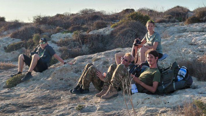 Zlata mepi odprava na Gozo - skupinska fotografija predstavnikov ob počitku na skalah