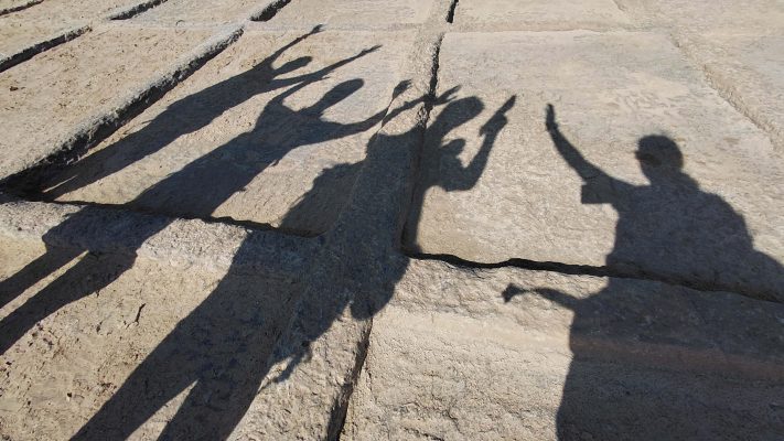 Zlata mepi odprava na Gozo - senca predstavnikov na kamnitih tleh