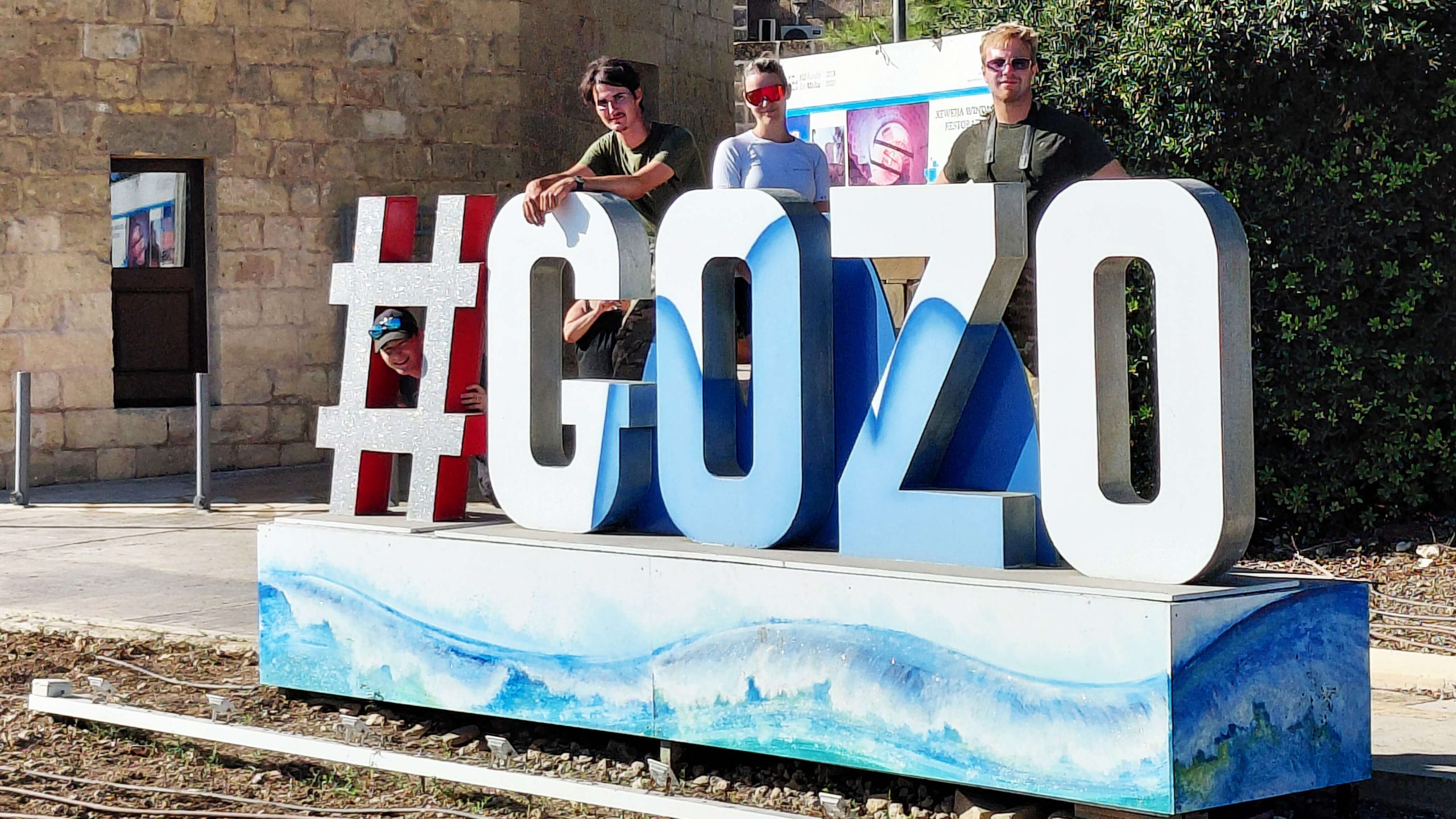 Zlata mepi odprava na Gozo - predstavniki ob napisu #gozo