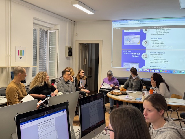 projekt digitalno je zmagovalno, hospitacije na smgs - udelezenci pri pouku