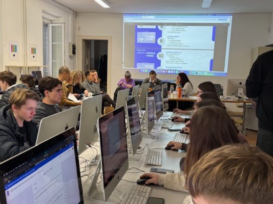 projekt digitalno je zmagovalno, hospitacije na smgs - udeleženci z dijaki v razredu