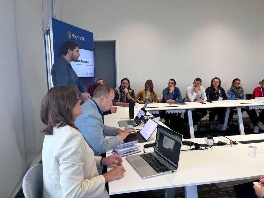 Seja soba z udeleženci izobraževalnega sejma Bett v Londonu.