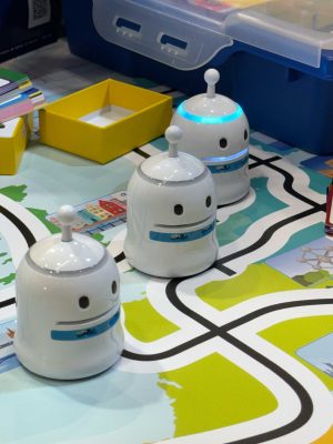 Primer namizne igre z robotki na izobraževalnem sejmu Bett v Londonu.