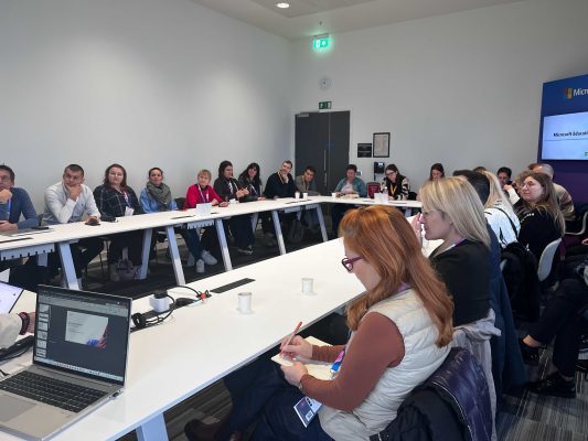 Sejna soba z udeleženci izobraževalnega sejma Bett v Londonu.