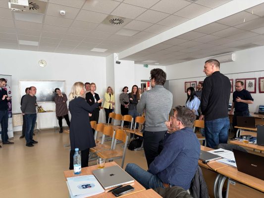 pogovor udeležencev srečanja digitalno je zmagovalno