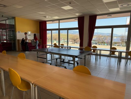 skupni prostor za sporščanje z mizo za namizni tenis