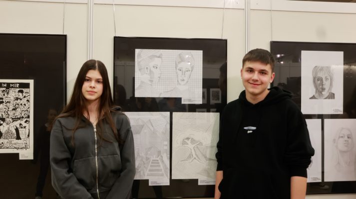 transgeneracije-dijakinja-pred-svojo-slikodijaka-pred-svojo-sliko