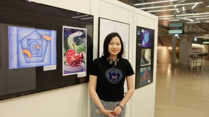 transgeneracije-dijakinja-pred-svojo-sliko