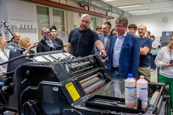 obisk-projekt-CUOK- ravnatelji na ogledu delavnice, ofsetni tisk