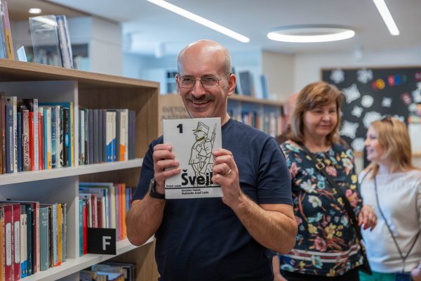 obisk-projekt-CUOK-ravnatelj v knjižnici s knjigo Švejl