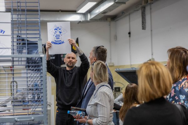 obisk-projekt-CUOK- ravnatelji na ogledu delavnice, sitotisk